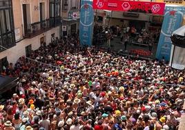 Ambiente en la plaza del Trigo de Aranda de Duero (Burgos) durante una de las actuaciones del festival Sonorama.