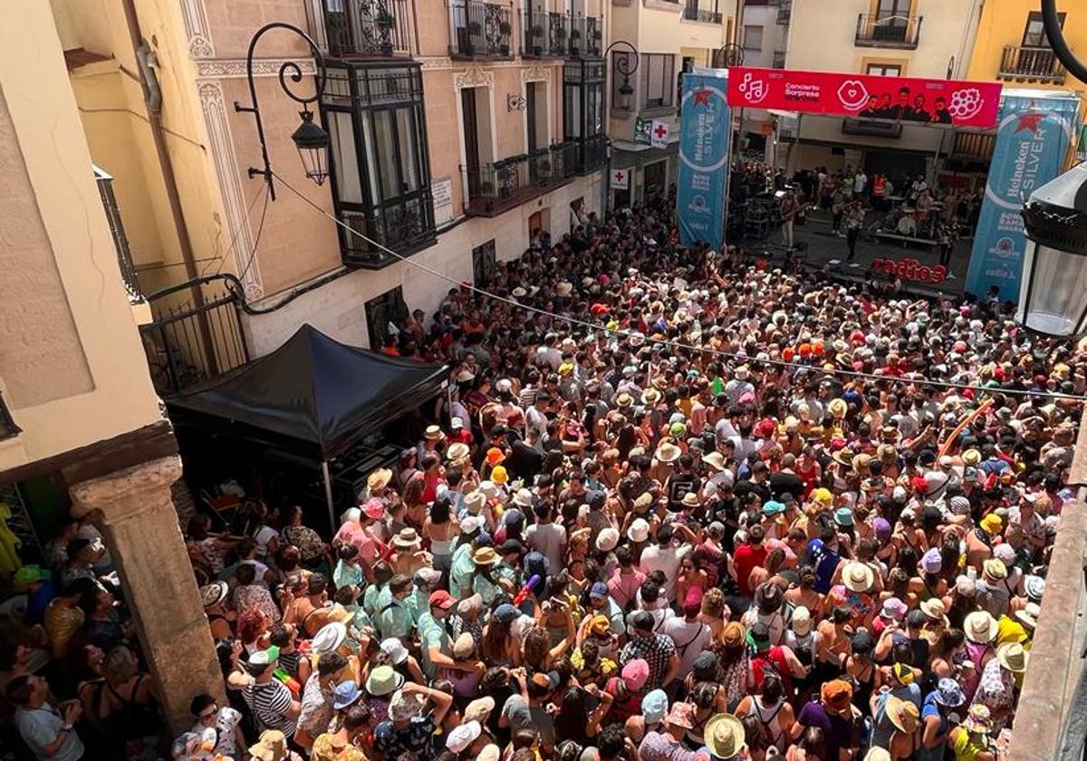 Ambiente en la plaza del Trigo de Aranda de Duero (Burgos) durante una de las actuaciones del festival Sonorama.