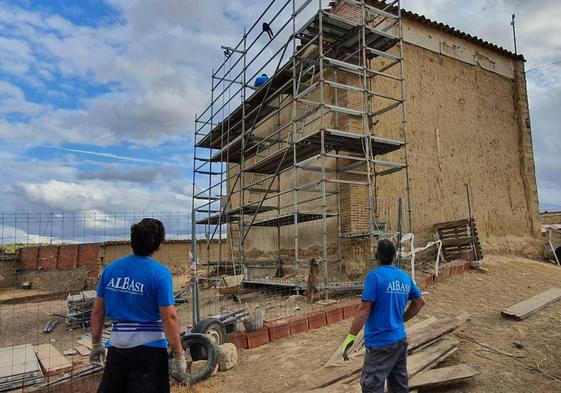 Varios operarios trabajan en la construcción de Santoyo.