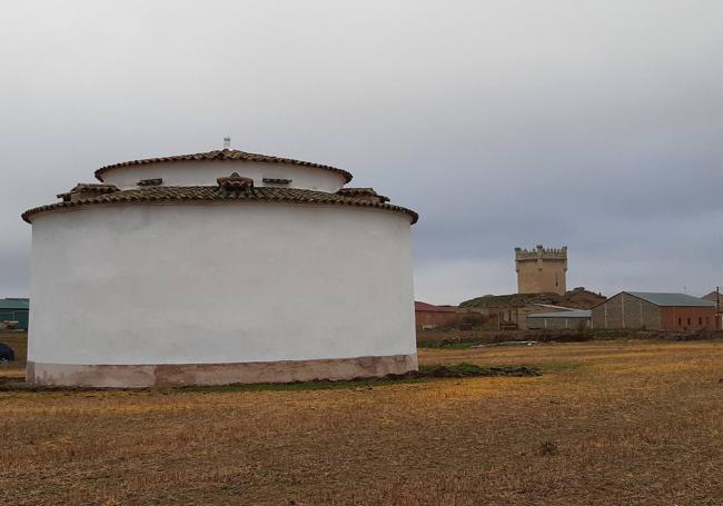 Palomar rehabilitado en Belmonte de Campos con el castillo al fondo.