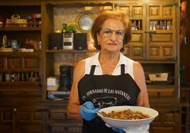 Merche Alonso de Torrelobatón, con una fuente de caracoles recién hechos