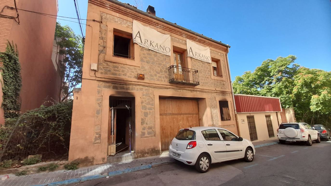 Exterior de la vivienda en la calle Velódromo, tras el incendio.