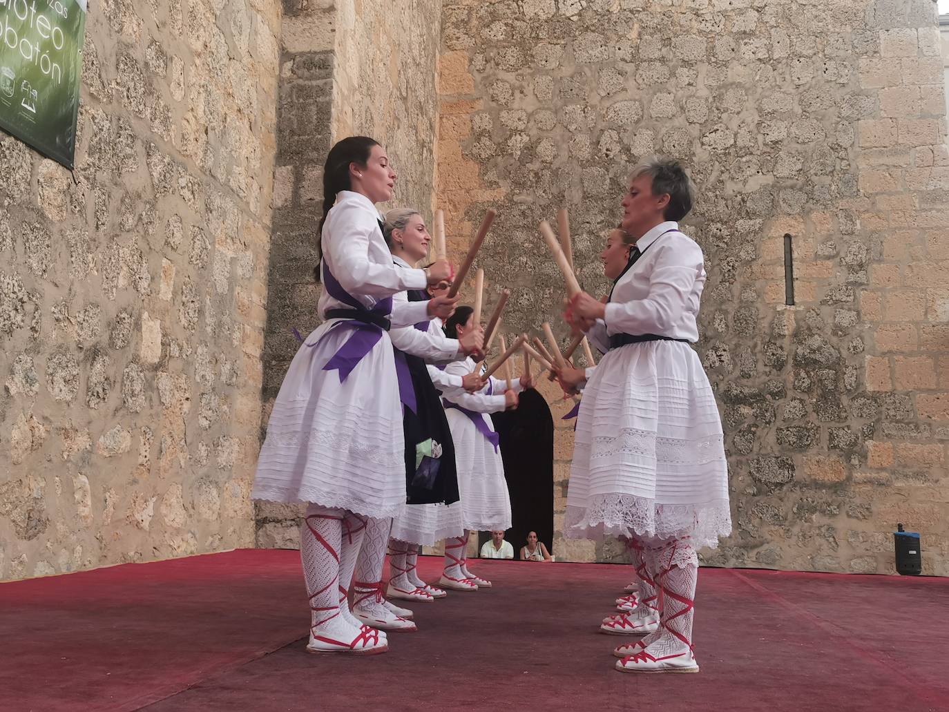 Torrelobatón celebra su XV Certamen de Paloteo