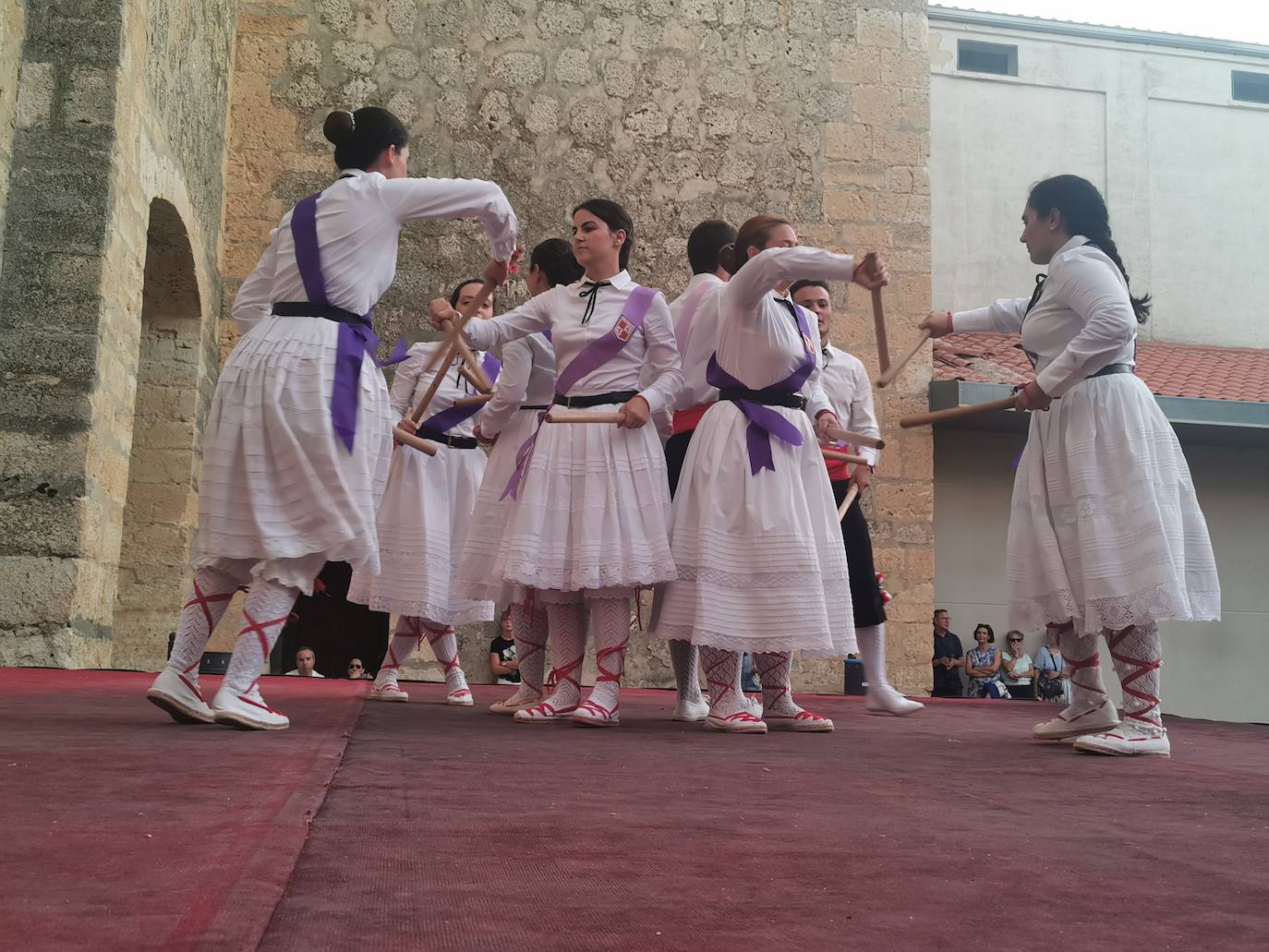 Torrelobatón celebra su XV Certamen de Paloteo