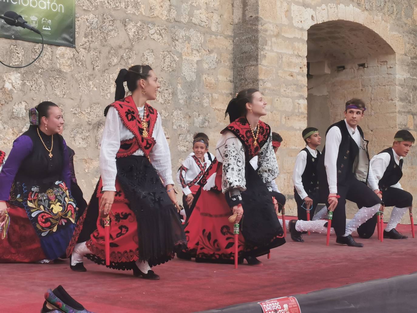 Torrelobatón celebra su XV Certamen de Paloteo