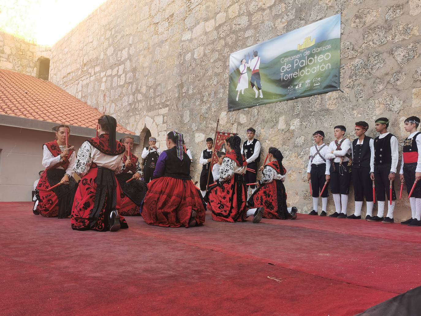 Torrelobatón celebra su XV Certamen de Paloteo