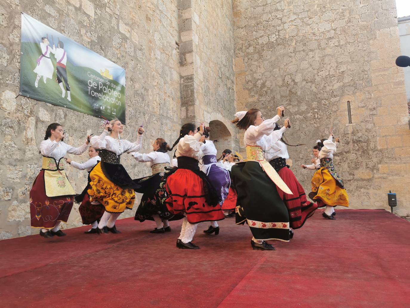 Torrelobatón celebra su XV Certamen de Paloteo