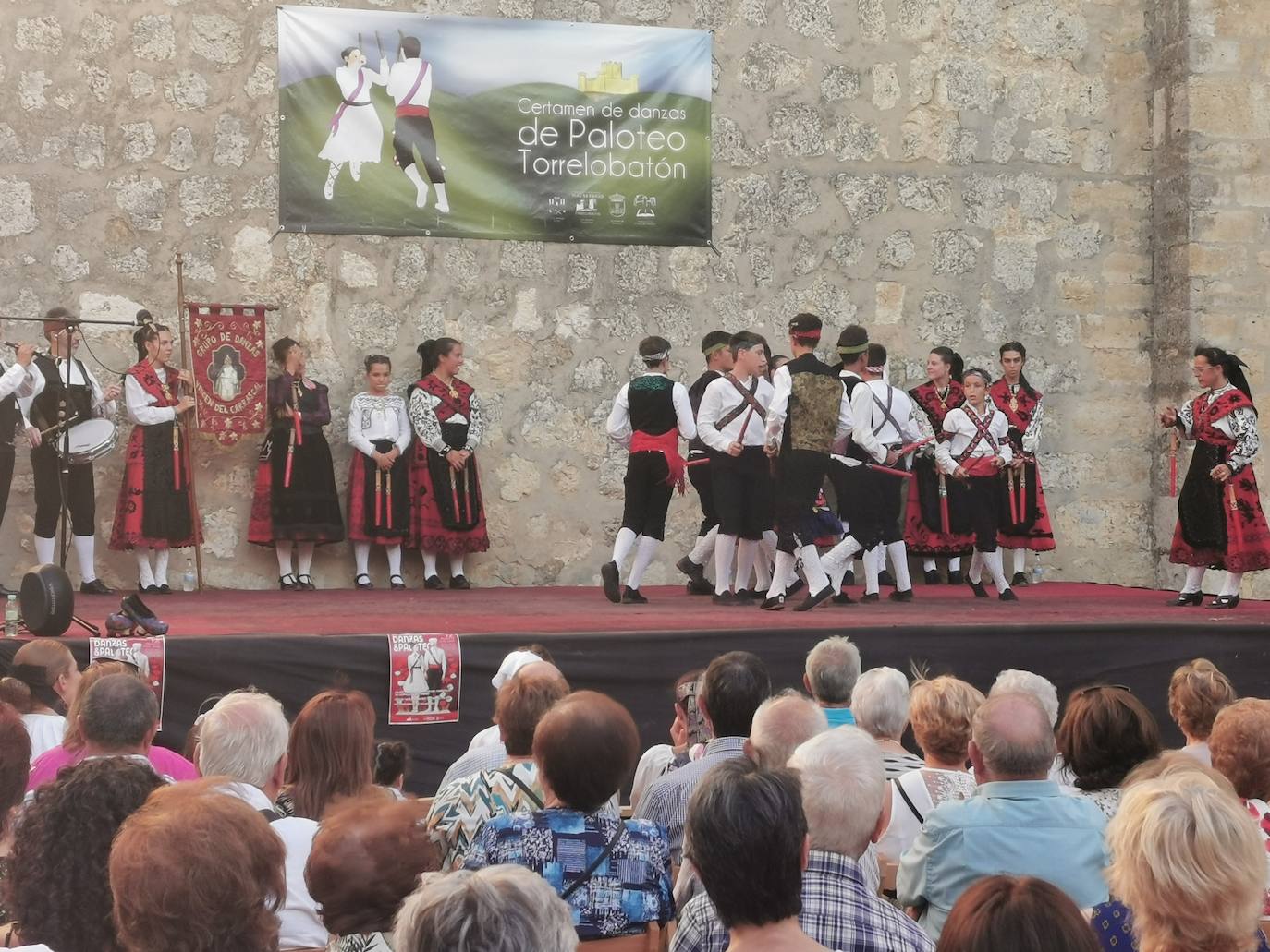 Torrelobatón celebra su XV Certamen de Paloteo