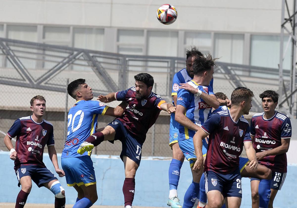 Rubén intenta rematar de cabeza en una acción a balón parado.