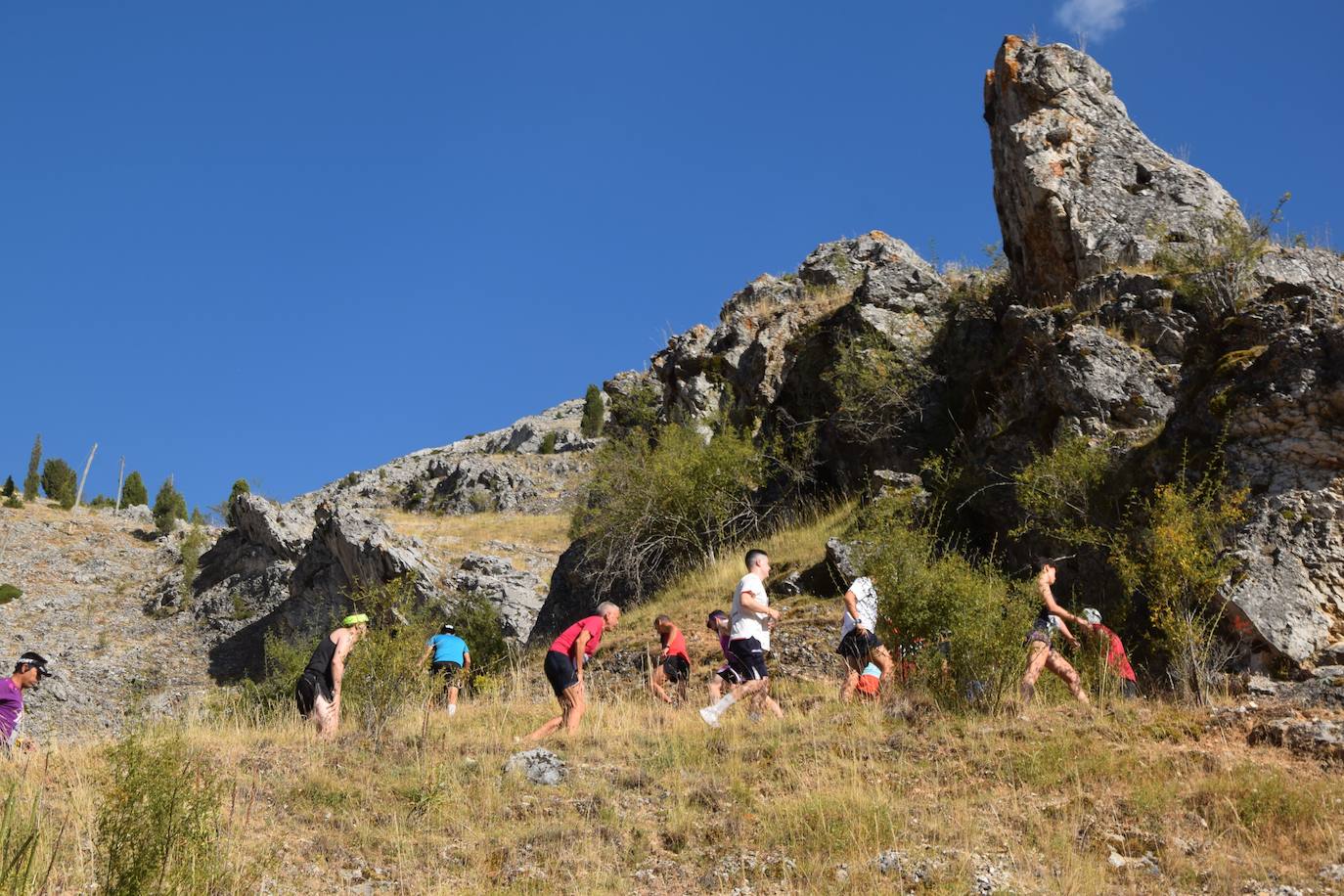 Velilla disfruta de las fiestas con la tradiciona subida a la Cruz