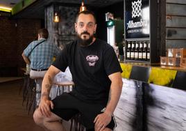 David Manso, gerente de Xtreet Coffee & Drinks en el interior del bar.