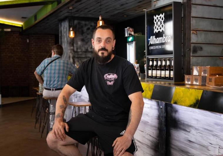 David Manso, gerente de Xtreet Coffee & Drinks en el interior del bar.