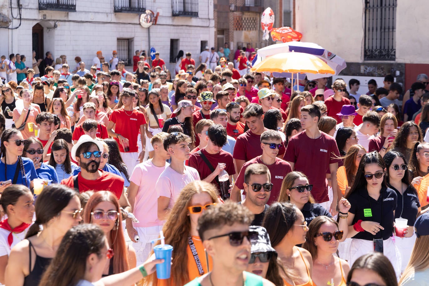 Un momento del multitudinario desfile de peñas.