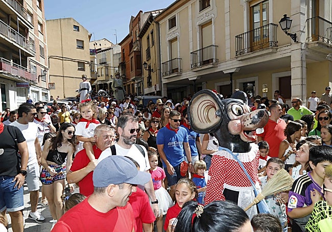 Pasacalles de gigantes y cabezudos.