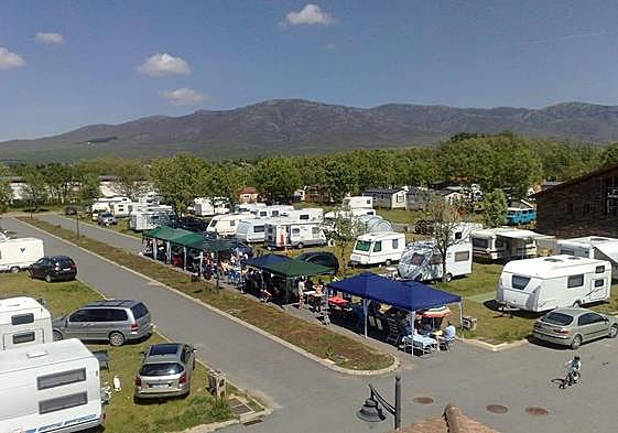 Camping de Riaza con decenas de caravanas.
