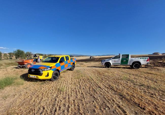 Medios de extinción de incendios junto a la superficie quemada en Encinillas.