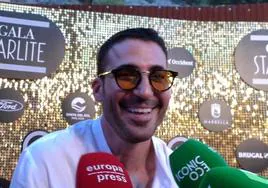 El actor Miguel Ángel Silvestre atiende a los medios en la Gala Starlite.