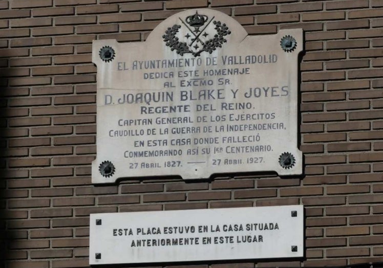 Imagen principal - Arriba, placa en la calle de López Gómez en honor a Blake; abajo, portada de la iglesia del Salvador, donde está enterrado, y la casa donde residió, ya desaparecida.