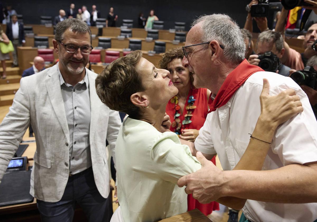 El portavoz del grupo parlamentario de EH Bildu, Adolfo Araiz, felicita a la socialista María Chivite.