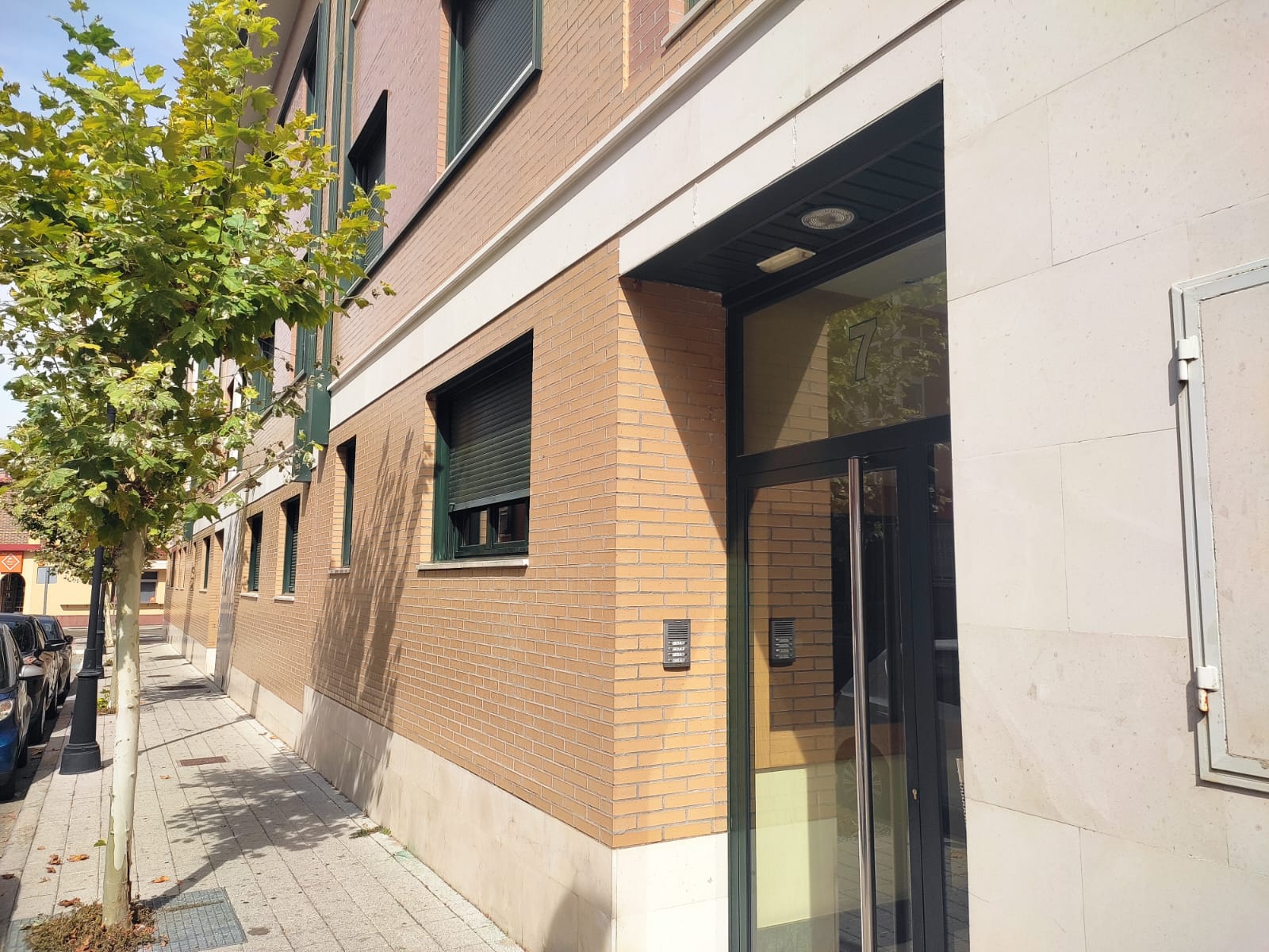 Portal de la calle San Juan Bautista, donde hace dos meses vive una pareja de okupas reincidentes.