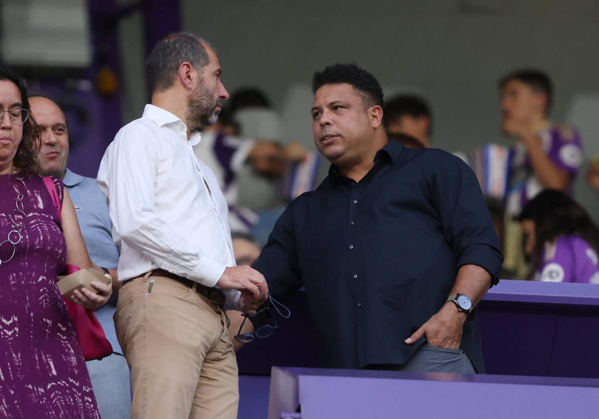 Ronaldo charla con David Espinar antes del encuentro ante el Sporting.