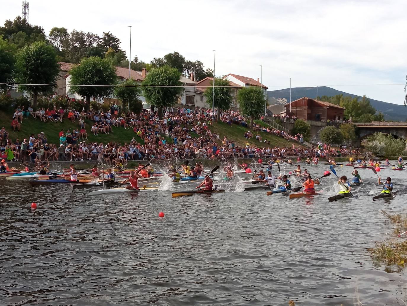 Mara Santos desata fuertes aplausos en la Regata en Velilla