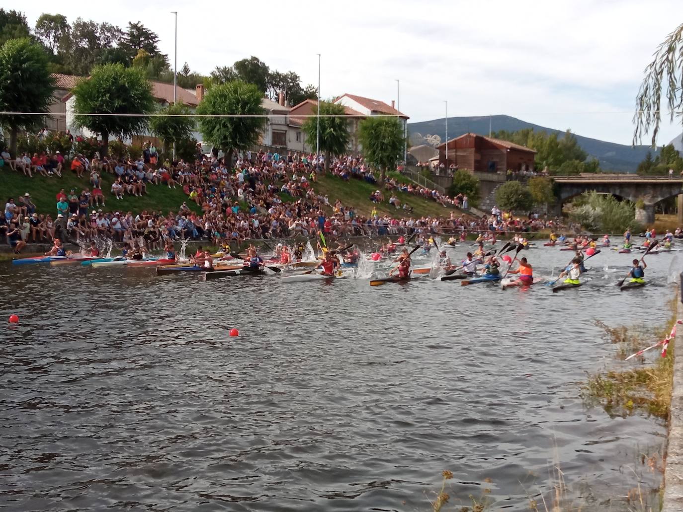Mara Santos desata fuertes aplausos en la Regata en Velilla