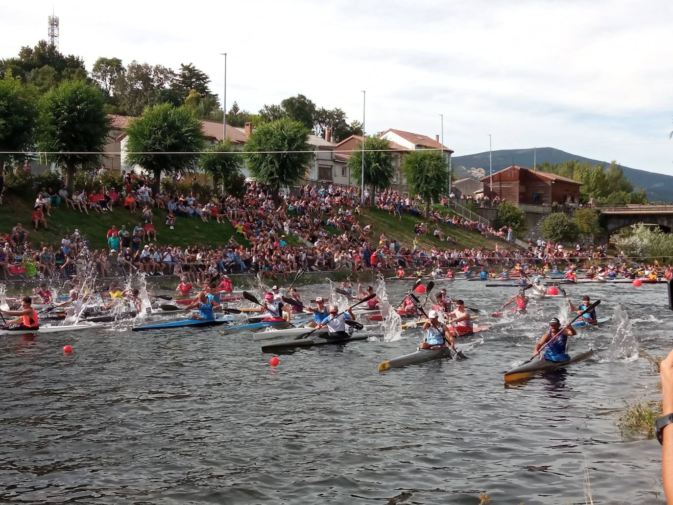 Mara Santos desata fuertes aplausos en la Regata en Velilla