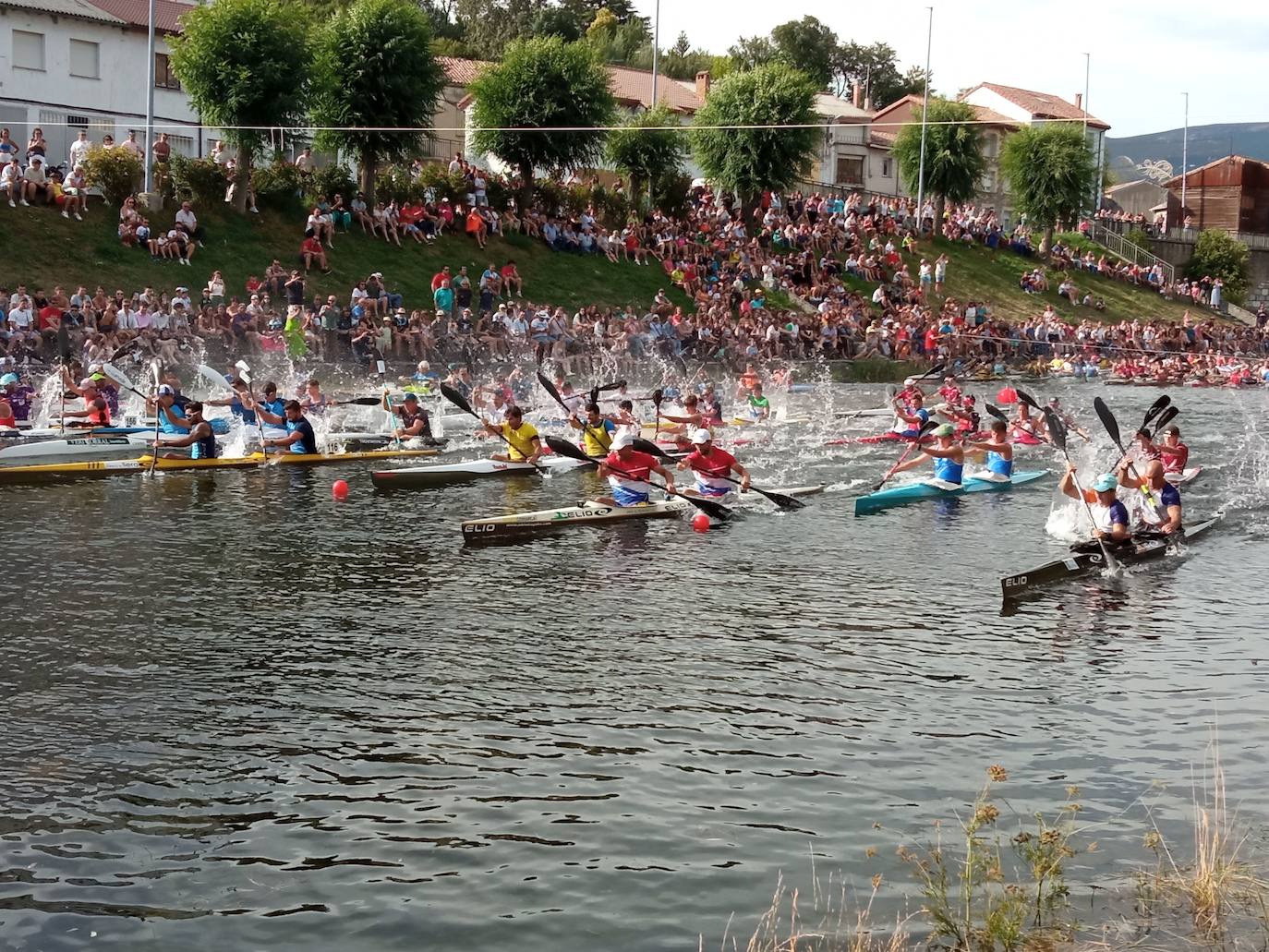 Mara Santos desata fuertes aplausos en la Regata en Velilla