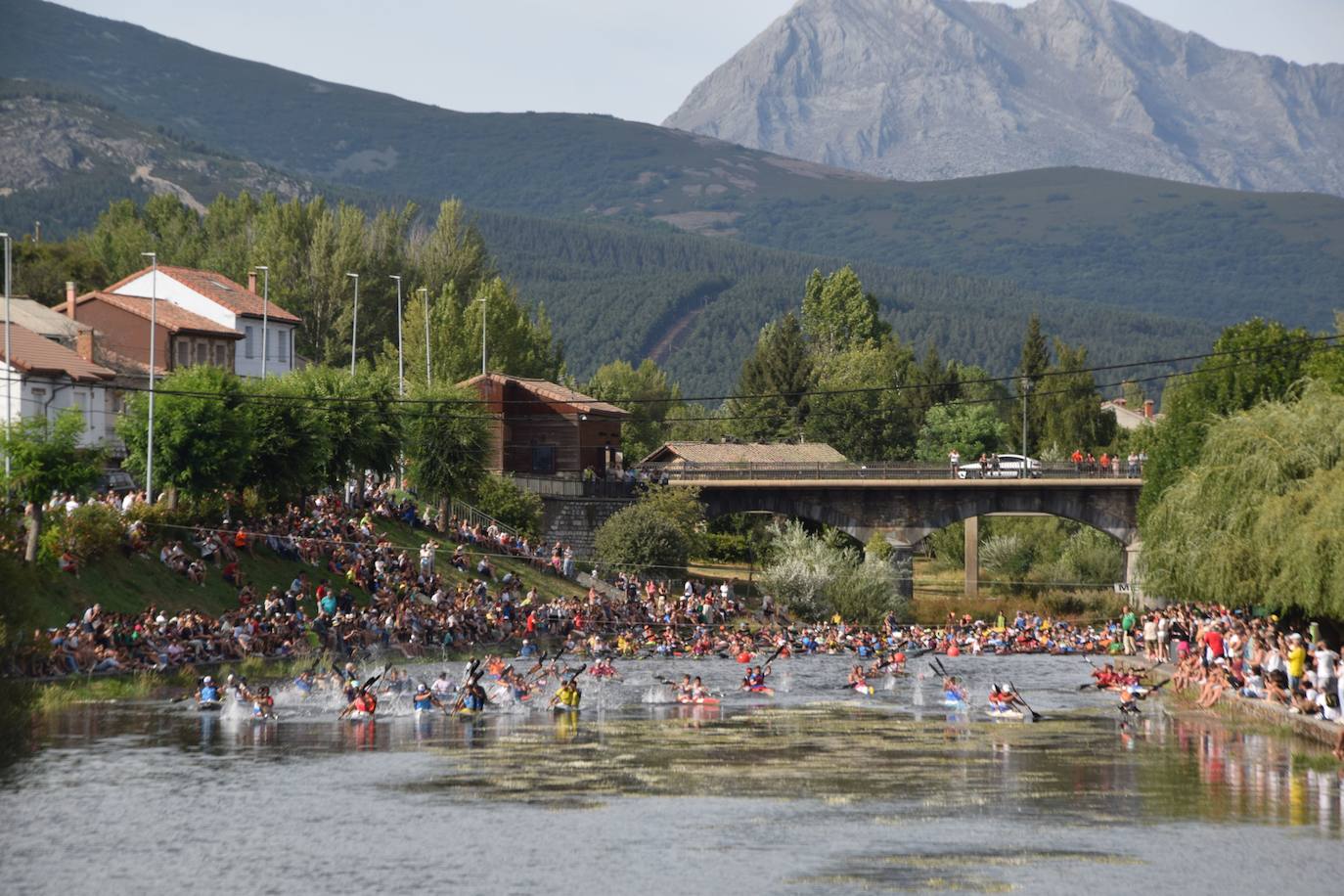 Mara Santos desata fuertes aplausos en la Regata en Velilla