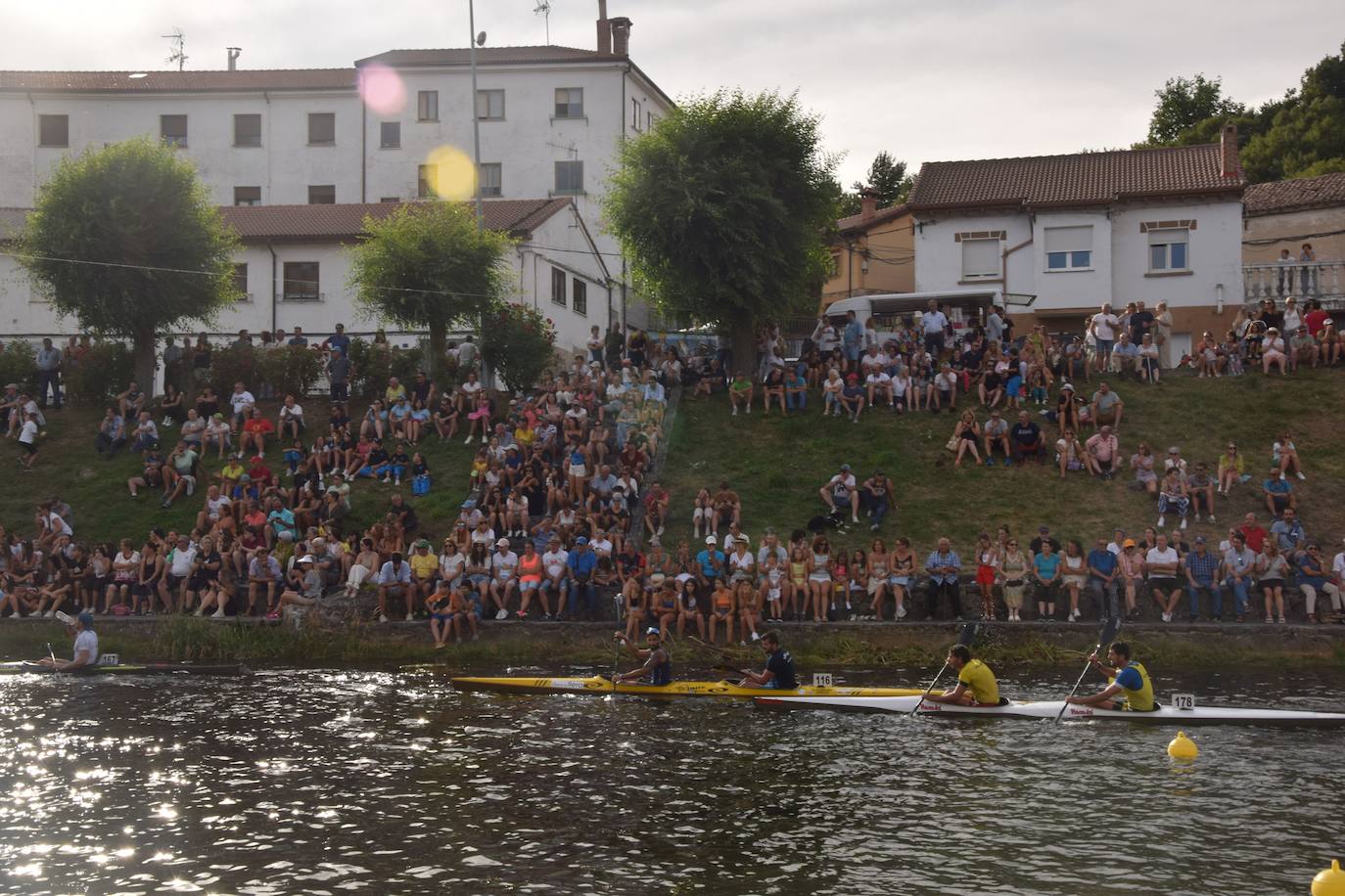 Mara Santos desata fuertes aplausos en la Regata en Velilla