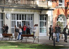 Varios alumnos salen de la escuela, en las instalaciones de San Telmo, el curso pasado.