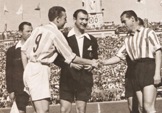 Julián Vaquero, capitán blanquivioleta saluda al capitán del Athletic en los prolegómenos de la final de Copa de 1950. El delantero del Valladolid luce el flamante número 9 en su camiseta.