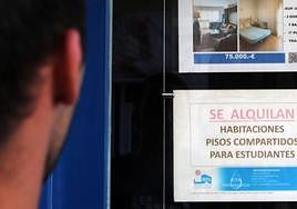 Cartel que informa del arrendamiento de habitaciones.