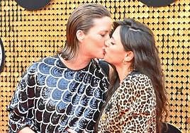 María Casado y Martina DiRosso se besan ante las cámaras de la Gala Starlite.