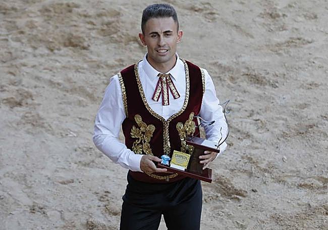 Javier Manso con el trofeo de ganador del concurso de cortes de Peñafiel.