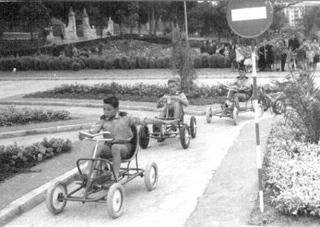 Imagen secundaria 1 - Niños de Valladolid en el parque infantil de tráfico construido en 1963 en los jardines de la Rosaleda, donde estuvieron los viveros municipales.