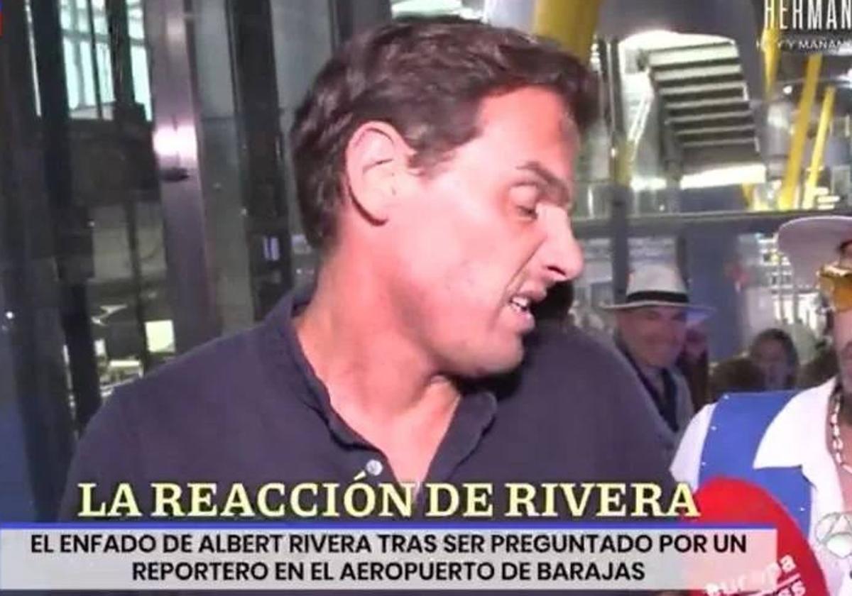 La reacción de Albert Rivera ante las preguntas de los periodistas.