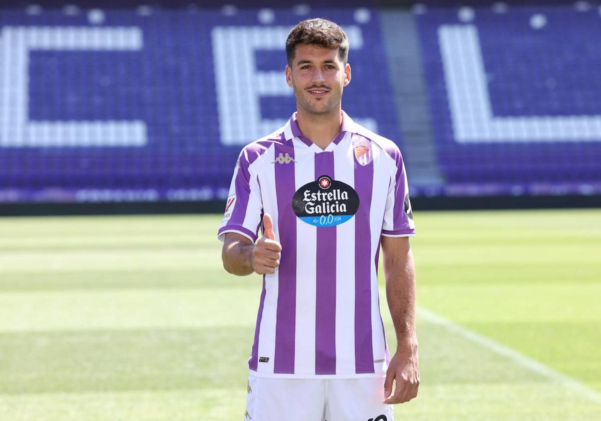 Víctor Meseguer posa con la camiseta del Real Valladolid en el estadio José Zorrilla.