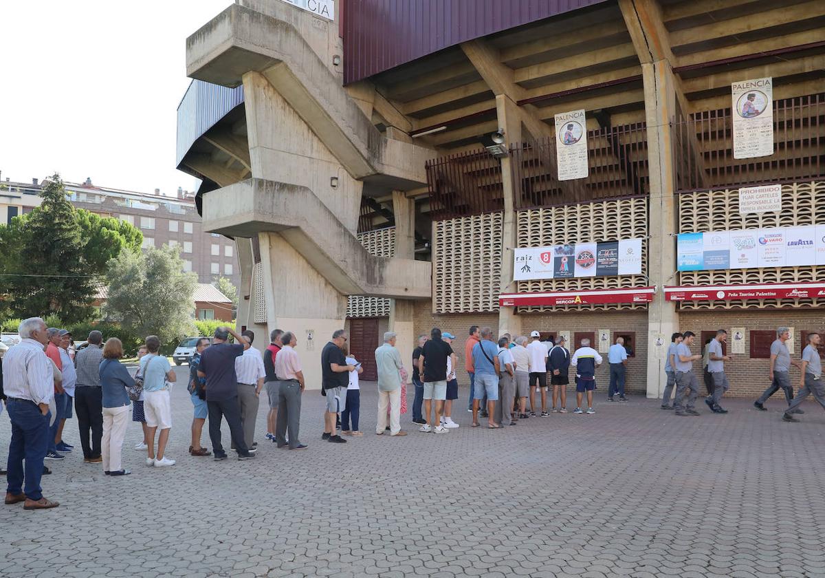 Colas ante las taquillas de la Plaza de Toros para renovar los abonos.