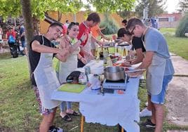 Algunos vecinos de Autilla participan en el Masterchef rural.