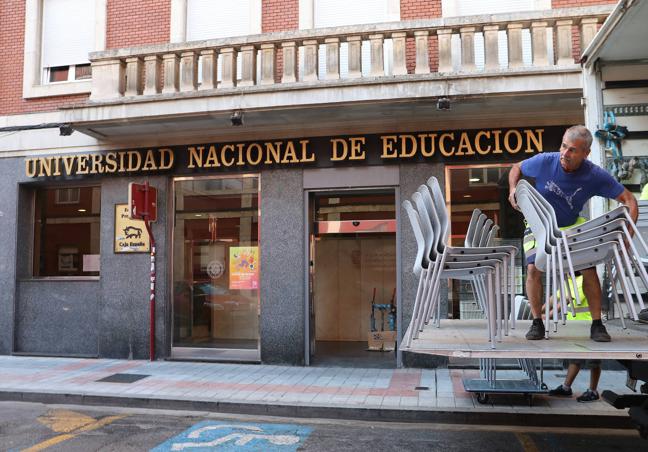 Traslado del mobiliario hasta la sede de la UNED, en la calle La Puebla.