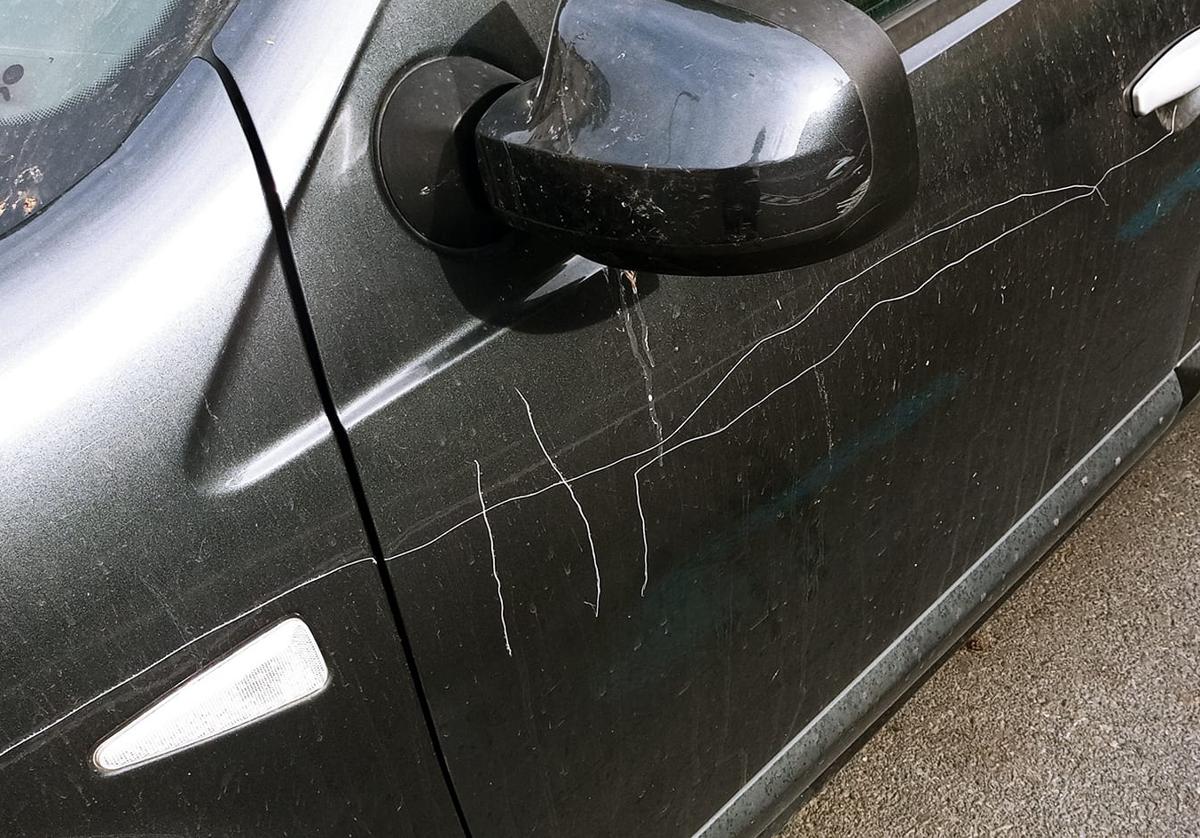 Imagen del coche dañado del alcalde de Béjar.