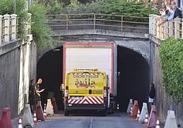 Trabajos de extracción del vehículo pesado atrapado, ante la mirada de los curiosos.