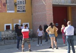 Cola de personas ante la taquilla de la plaza de toros de Cuéllar.