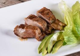 Carne de jabalí acompañada de lechuga y aguacate.