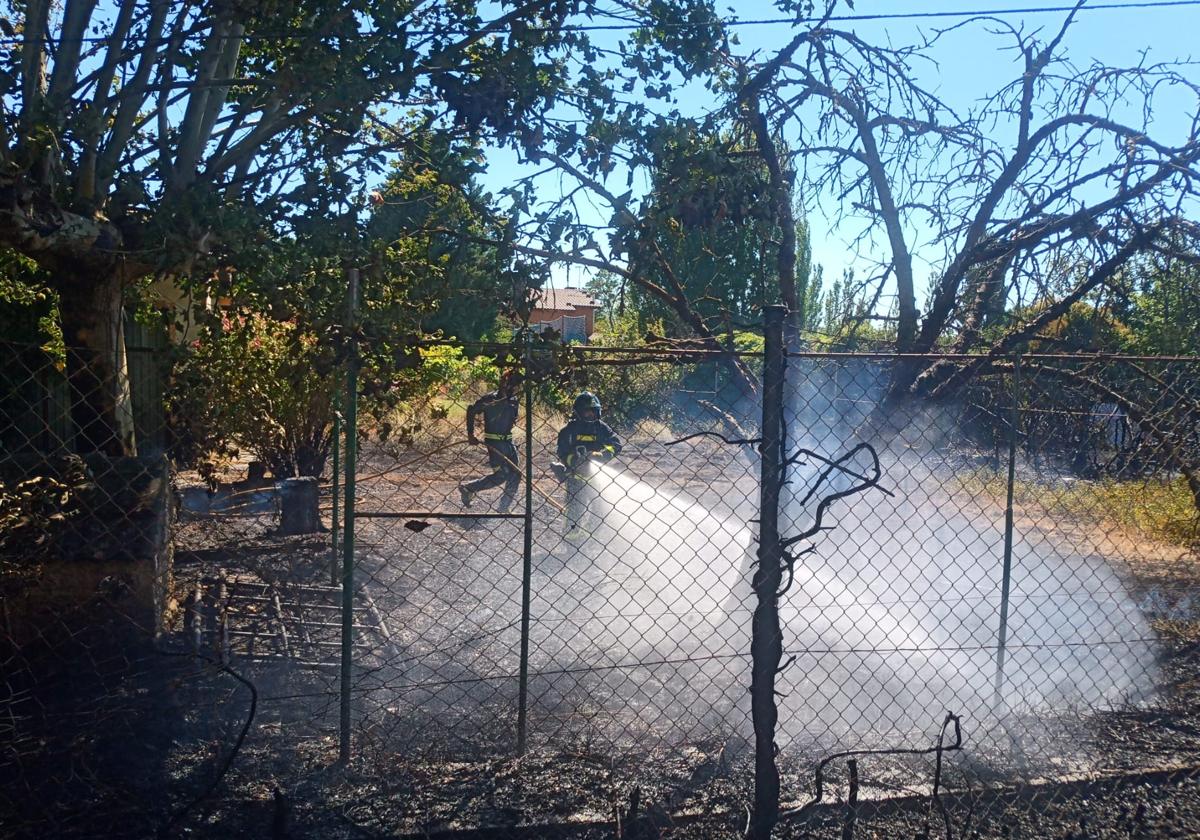 Labores de extinción de incendios de los bomberos de la Diputación.