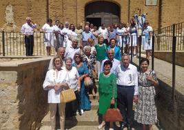 Los quintos de 1943, junto a familiares y amigos en la puerta de la iglesia de Berrueces.