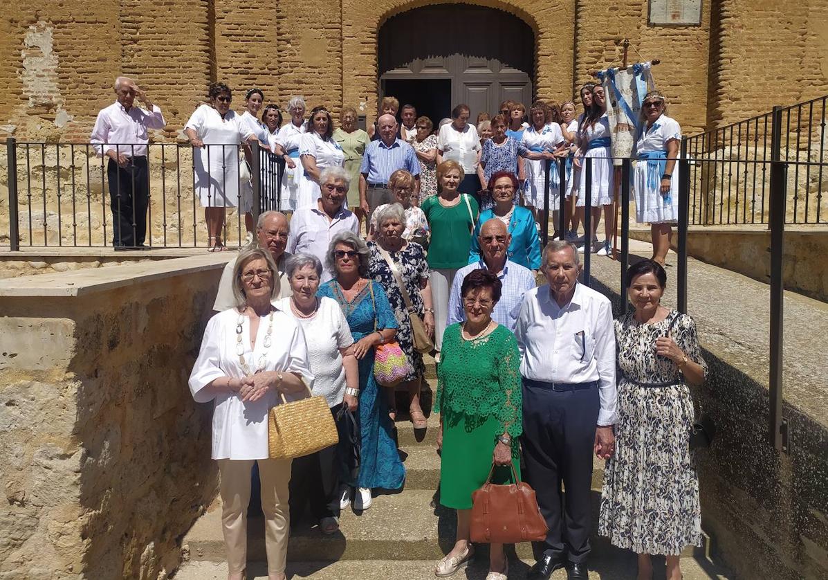 Los quintos de 1943, junto a familiares y amigos en la puerta de la iglesia de Berrueces.