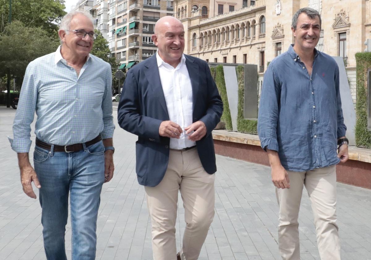 Jesus Julio Carnero (c), con el director general de la Vuelta Ciclista a España, Javier Guillén (d), y José Luis López Cerrón (i), presidente de Real Federación Española de Ciclismo.